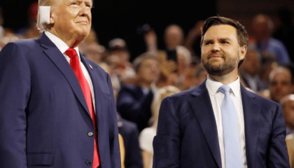 美国买通“两个内鬼”!短短4个月,中国4000吨稀土被连夜运往美国,背后到底是谁?