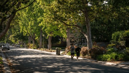 买下11栋房子,私下收学生隐蔽办学?扎克伯格遭邻居质疑,引来政府调查