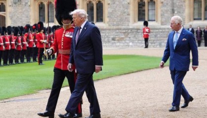 特朗普万万不会想到，他冒着生命危险访英，斯塔默还给了他一巴掌