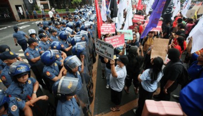 菲国内爆发动乱,民众抗议马科斯,军警出面镇压