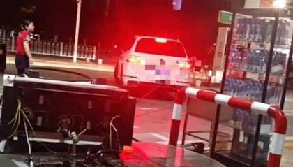 湖北一车主加完油忘拔加油枪开车就走,直接拽倒加油机,工作人员:幸好加油机的切断阀自动紧急关闭