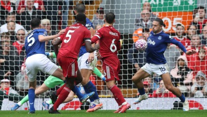 利物浦主帅怒斥红牌争议,前锋缺阵水晶宫战役悬念陡增!