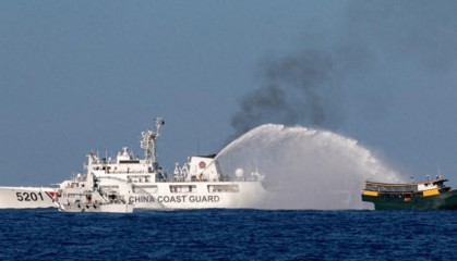 中方水炮毫不留情,十艘菲船全部被浇透,菲律宾“夺岛”大败而归!