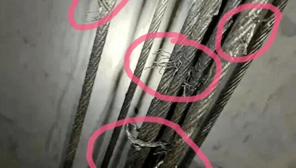 两人涉嫌切割小区23部电梯钢绳被刑拘:业主称事发时刚换物管,原物管公开信称“被迫退场”