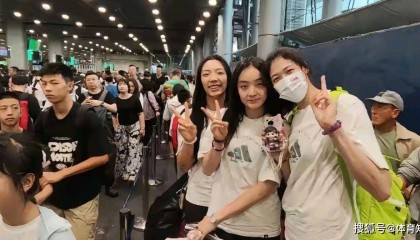 女排抵达泰国!姑娘们在机场搞怪,江苏球员众多,李盈莹显得孤单