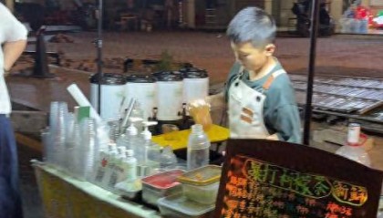 11岁小学生暑期摆摊卖奶茶月入4000元!母亲回应