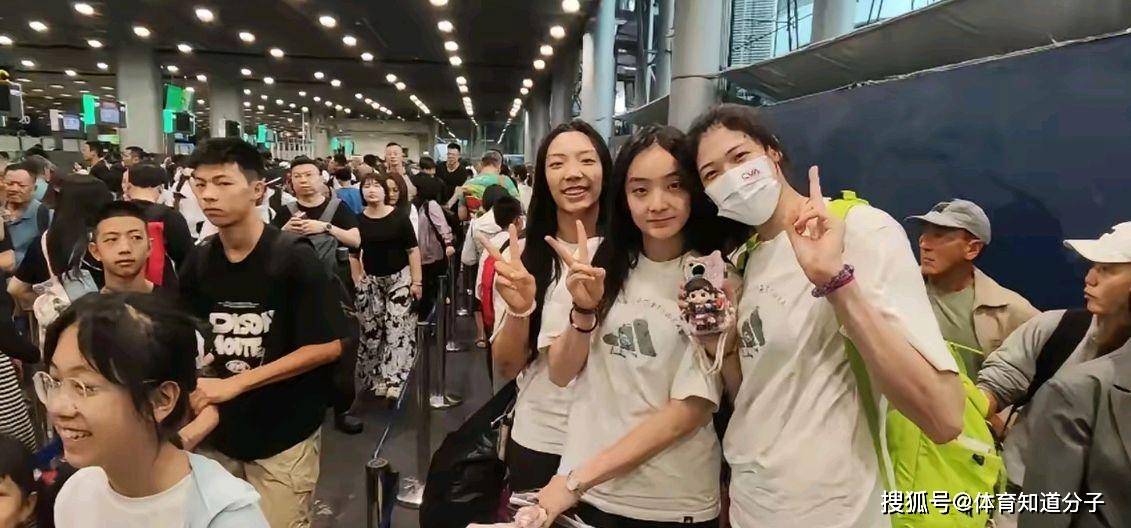 女排抵达泰国！姑娘们在机场搞怪，江苏球员众多，李盈莹显得孤单