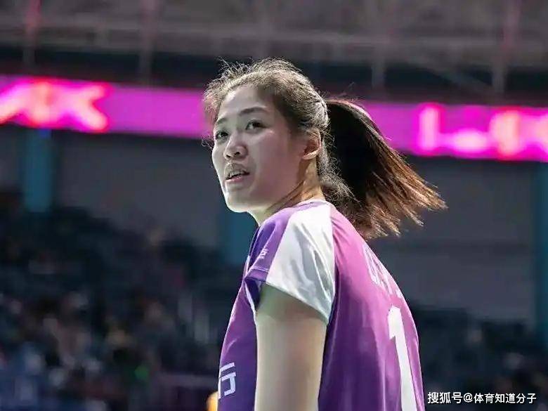 女排抵达泰国！姑娘们在机场搞怪，江苏球员众多，李盈莹显得孤单