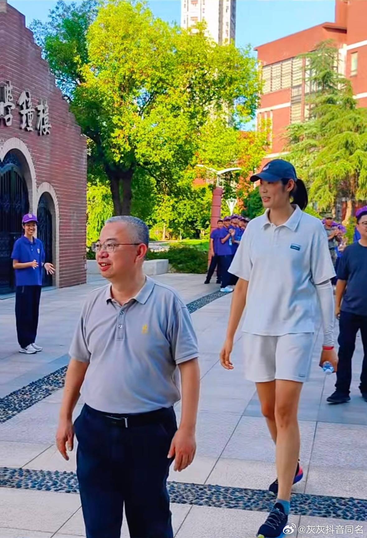 好久不见！女排奥运冠军朱婷竟惊喜现身江苏，神采飞扬美出新高度